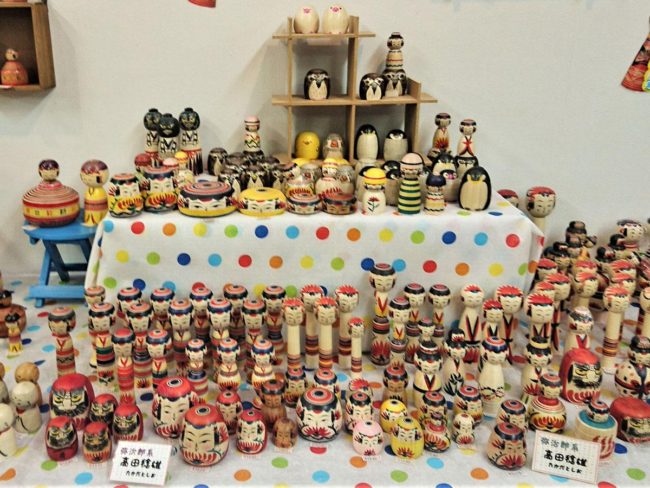 青森・黑石市Kokeshi銷售會3000單位已展出並出售，並且有提供Kokeshi娃娃的住宿計劃