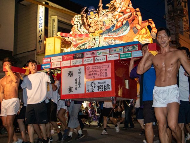 Những người biểu diễn cơ bắp tham gia "Neputa" trong tiếng reo hò của Aomori và Hirakawa Yellow từ bên đường