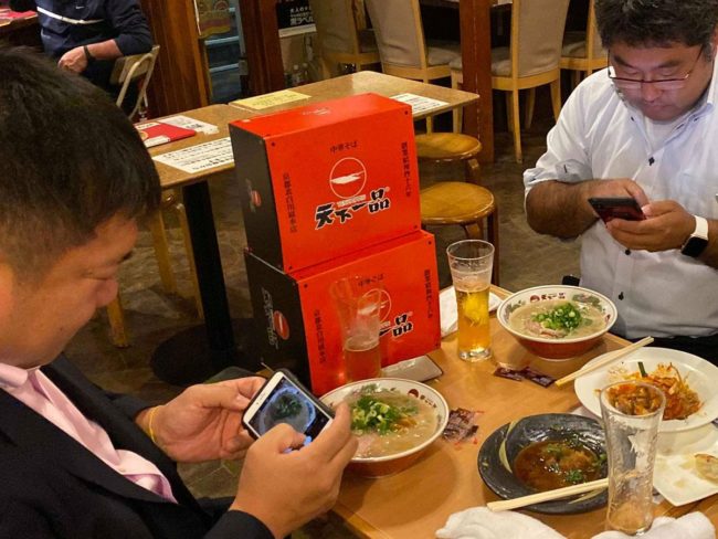 Les amoureux du "Tenkaippin Festival" organisent volontairement un vrai repas à Hirosaki