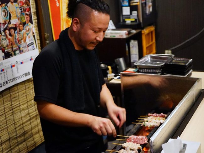 Bar Yakitori "Irodori" di Hirosaki Pengrajin keropok beras buatan tangan menjadi bebas dan membuka kedai