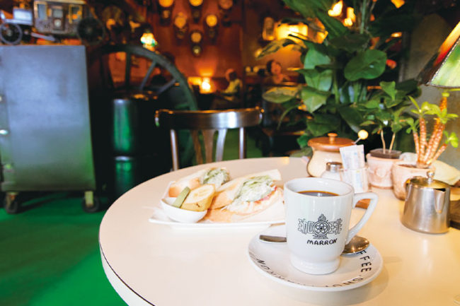 ¡También preste atención a los artículos de interior retro! Una cafetería de larga data en la ciudad de Aomori