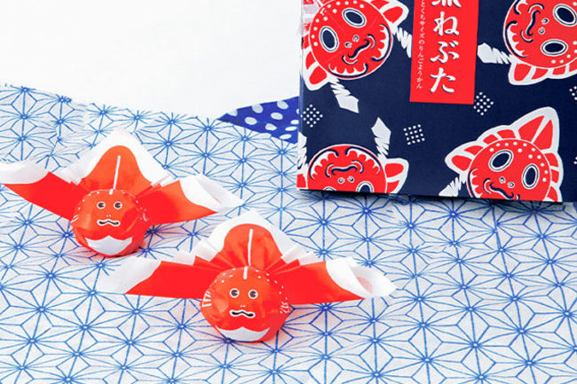 Perfeito para lembranças de Aomori! "Goldfish Nebuta", um yokan fofo com um papel de embrulho com padrão de peixinho dourado