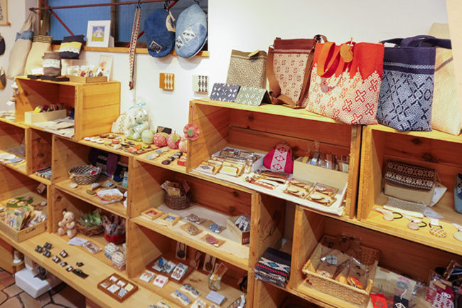 Les produits artisanaux traditionnels «Kogin-zashi» d'Aomori sont très populaires comme souvenirs