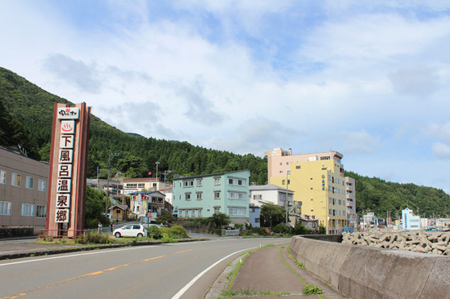 在本州最北端的村風村（Kazamaura），享受溫泉和海鮮，讓身心恢復健康