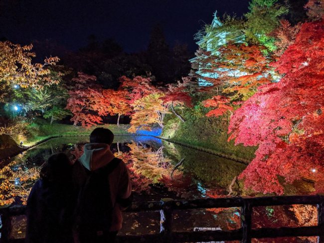 Осенние листья в парке Хиросаки загораются, окраска задерживается, а период увеличивается.