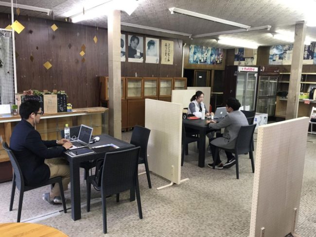 Explorer l'utilisation des magasins vacants dans un espace de coworking pendant une durée limitée dans le bâtiment Aomori / Kuroishi