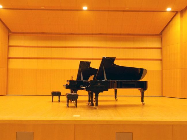 แผนการเปรียบเทียบเปียโน Steinway ทั้ง 2 รุ่นเก่าและใหม่ที่คอนเสิร์ตฮอลล์ในเมืองฮิโรซากิ