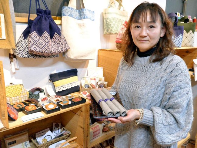 Je veux garder la tradition de vendre du «linge Tsugaru Kogin-zashi» à Hirosaki