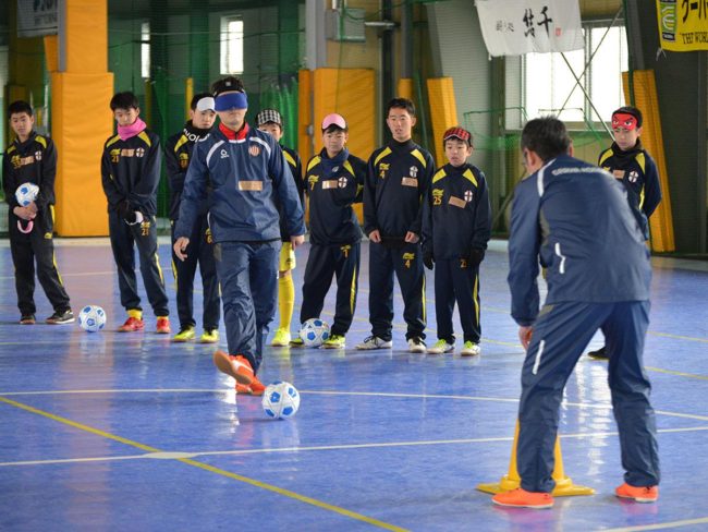 Evento de experiência de futebol para cegos em jogadores de Hirosaki Branddieu Hirosaki também participaram