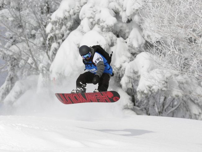 Le snowboarder basé à Hirosaki Yoshihiro Sato a réalisé un exploit lors de sa première apparition à la 2e place du tournoi international de qualification