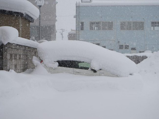 जापान के नागरिकों में हिरोसाकी की नं। 1 की बर्फबारी रेलमार्ग संचालन निलंबन और बर्फ की फावड़े से पीछा किया