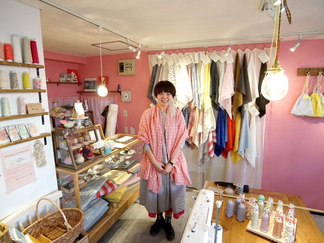 Швейная лаборатория "acot" "приставка" к Хиросаки, чтобы укорениться в одежде, которую вы можете иметь