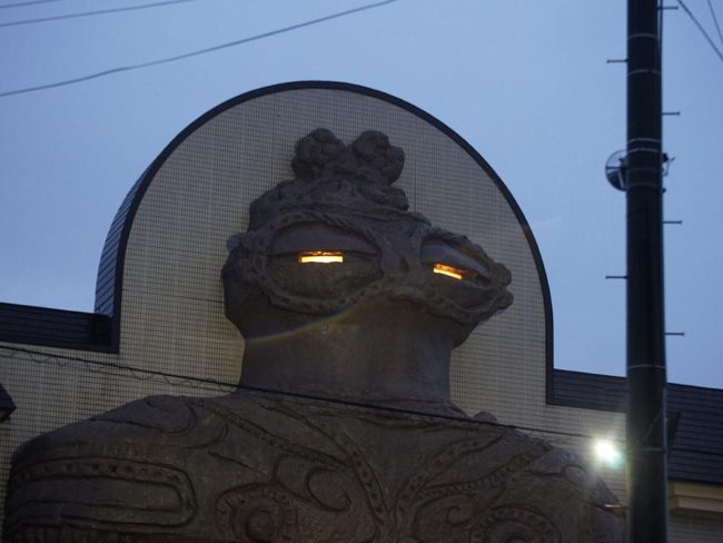 Monumento de estatuilla de arcilla gigante en la estación de Aomori / Kizukuri, a 7 colores de emisión de luz