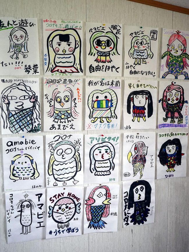 Os alunos da aula de caligrafia de Aomori desenham "Amabie" para liberar o estresse do fechamento de uma escola de longo prazo