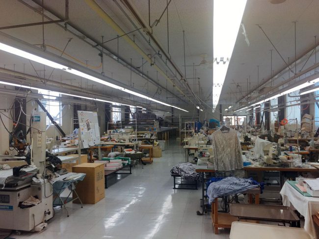 在青森县的一家缝纫厂生产医用防护服