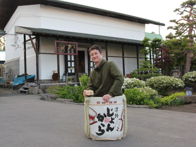 Visite en ligne d'études sociales dans une brasserie de saké établie de longue date à Hirosaki