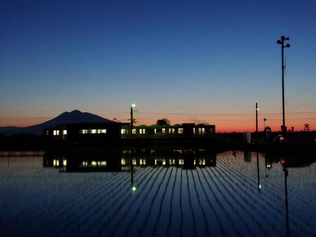 青森縣的稻田景觀已經成為網上的熱門話題　火車反映在夕陽和水