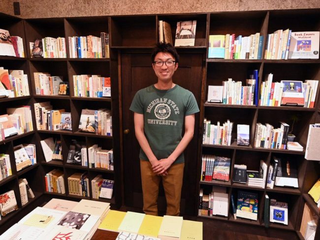弘前娛樂區的書店“ Mawarimichi Bunko”