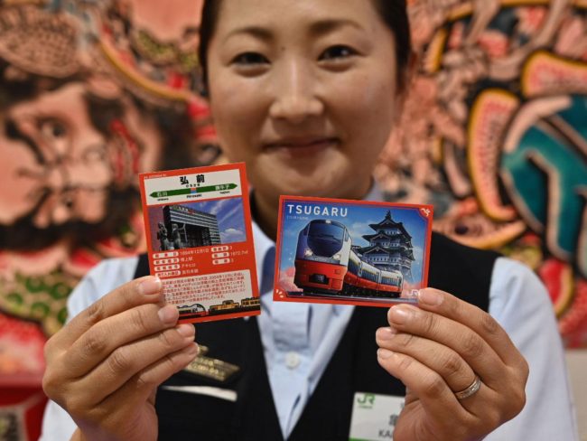 हिरोसाकी स्टेशन ड्रा हिरोसाकी कैसल और लिमिटेड एक्सप्रेस "सगुरु" में "स्टेशन कार्ड" वितरित करने के लिए