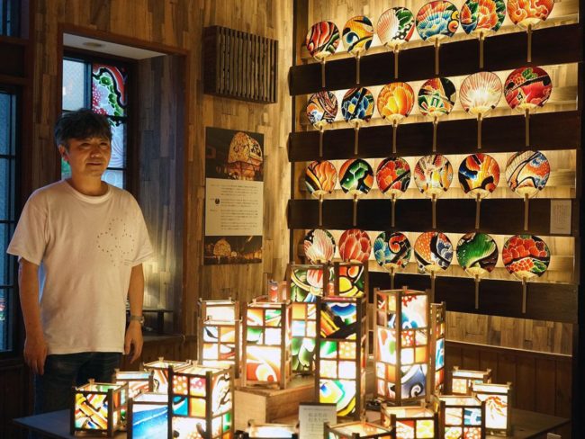 Oficina de experiência de uchiwa e lanterna "IRODORI" usando pinturas de Neputa em Kuroishi. Produtos diversos feitos à mão também estão à venda