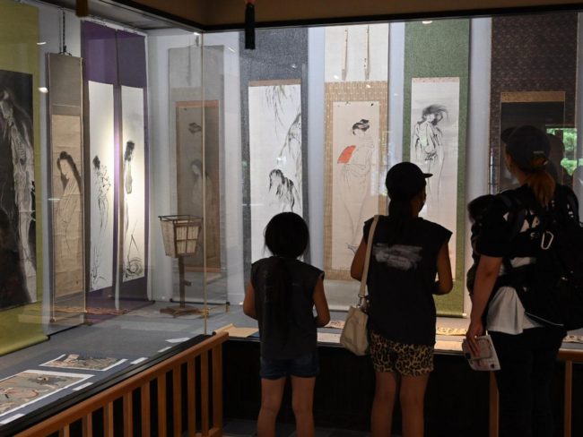 A "Exposição Yurei" anual na Galeria Hirosaki. Este ano, os trabalhos em madeira de Amabie