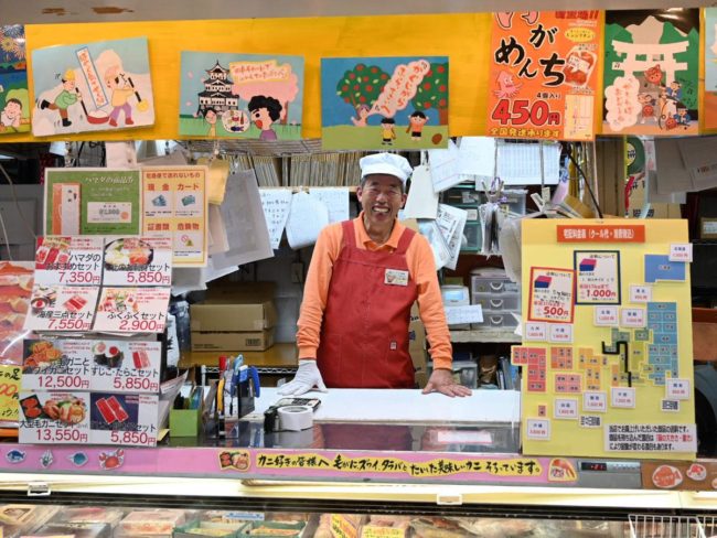 Mercado de alimentos em frente à estação de Hirosaki "Niji no Mart" Meio ano de um novo desafio