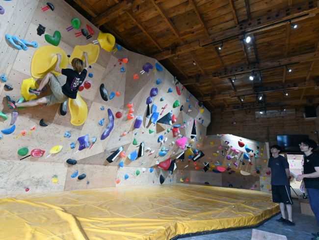 青森市和平川市的攀岩館“麻雀”，包括高10米的牆和學前牆