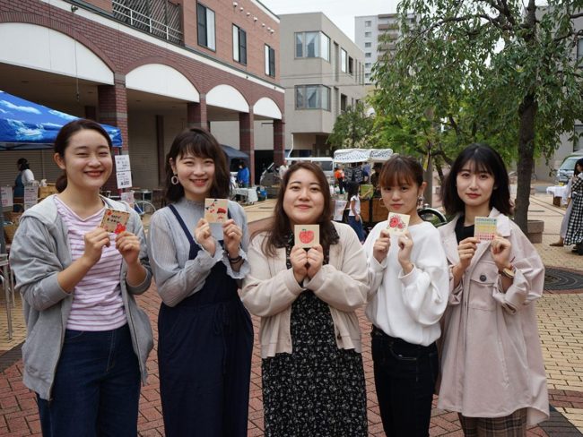 À Hirosaki, des étudiants universitaires appellent au soutien des FC pour la ville avec un «orgue de rue»