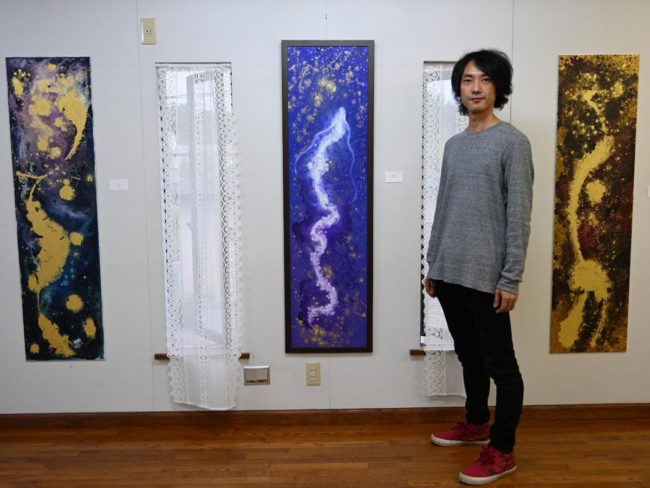 Une exposition personnelle d'un peintre local au café de la galerie à Hirosaki 30 œuvres centrées sur les peintures de dragon