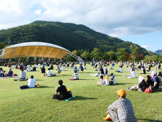 Distância social ao vivo em Aomori ídolos locais aparecem
