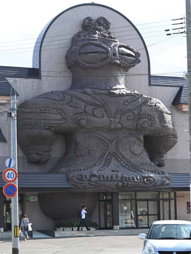 Monumen raksasa patung tanah liat Aomori adalah topik hangat