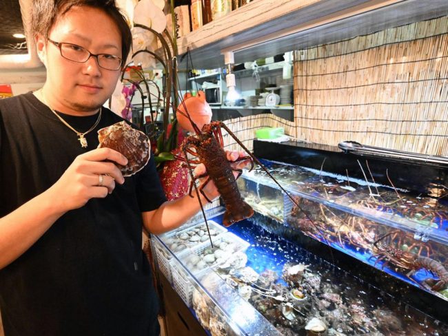 В Хиросаки главный бар «Ки» готовится на гриле с моллюсками.