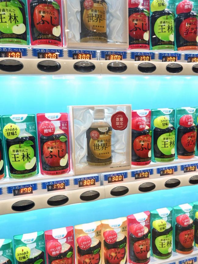 青森县使用“世界上最好的”苹果汁在弘前站出售
