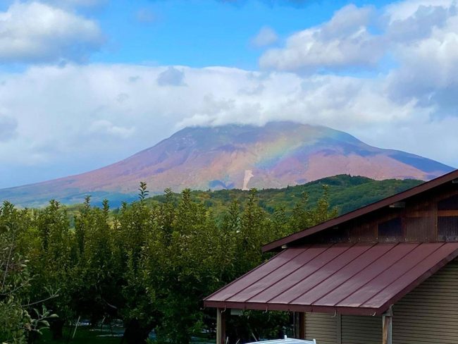 Наблюдения за радугой в районе Цугару Ряд яблоневых полей и гора Иваки