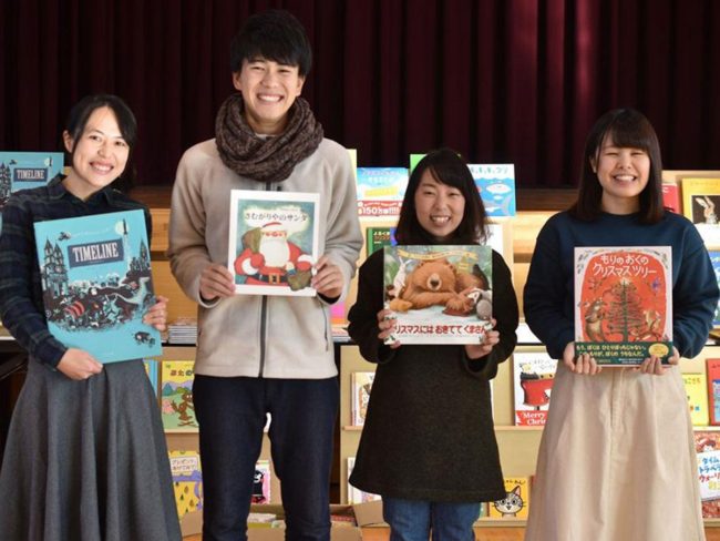 "बुक सांता" हिरोसाकी में बच्चों को किताबें वितरित करना कोरोना के कारण परिवारों की जरूरत है