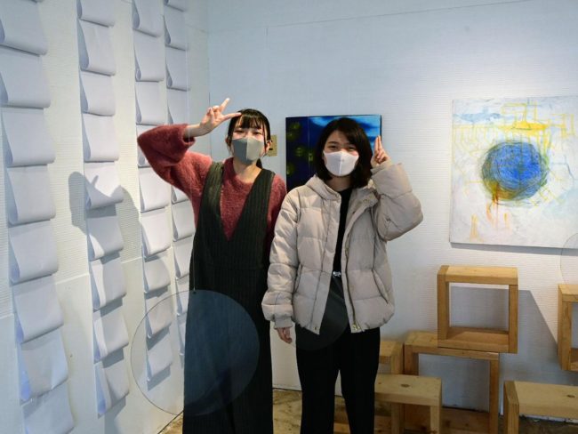 Пять старшеклассниц на станции Хиросаки проводят арт-акцию «Пон!» Дистанционный проект в Короне
