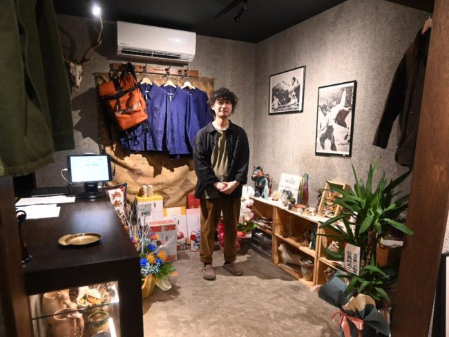 افتتح مالك متجر الملابس المستعملة "The Fiction" في هيروساكي وهو في العشرينات من عمره "بوتيرته الخاصة".