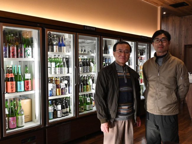 «Магазин спиртных напитков Като» в Хиросаки / Дзенрингаи перенесен и обновлен. Место проведения мероприятий - открытое, продажа саке на развес.