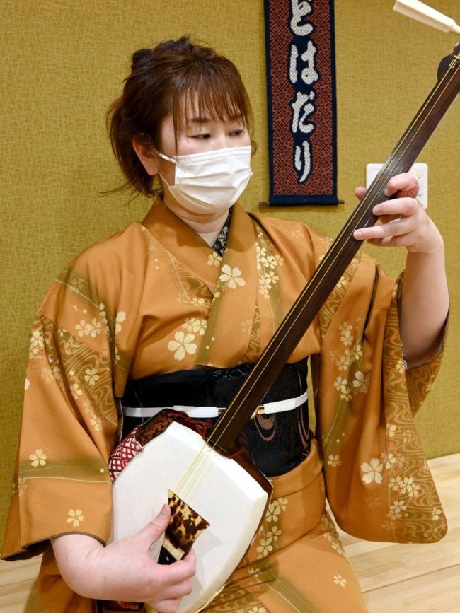 Tsugaru Sanmi Line de Hirosaki Izakaya "Adohadari" a déménagé sa fille de 2e génération lutte