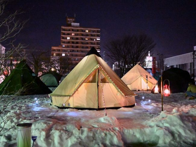Các sự kiện cắm trại ở thành phố Hirosaki, giao đồ ăn và các sản phẩm ngoài trời được trưng bày và bán