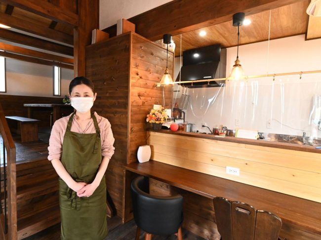 A former tourist attendant opens a cafe "Mero" in Aomori, which is a renovated rice brewery.