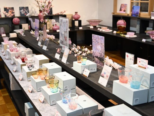 弘前的“ Tsugaru Vidro”的展览和销售“ Sakura Sakura”新系列