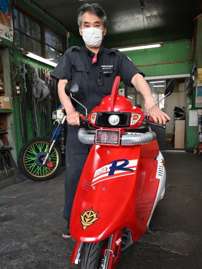 Motosikal terpakai "Red Meteor Shah Exclusive" diubah suai menjadi gaya robot anime yang popular