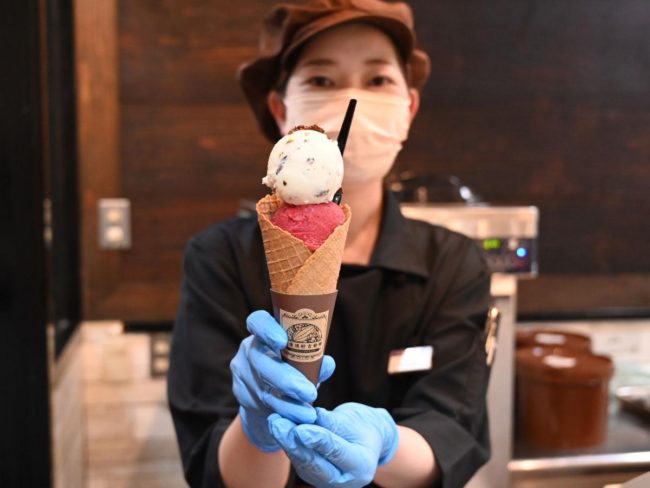 Cửa hàng sô cô la của Hirosaki mở cửa hàng đặc sản kem, bao gồm cacao và ngô tự làm theo khu vực sản xuất