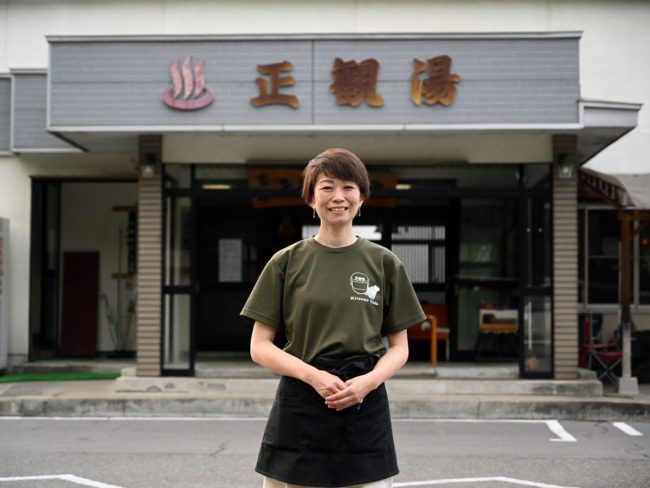Ở Aomori và Owani, con gái tôi nói, "Tôi muốn giữ lại nhà trọ suối nước nóng do cha tôi để lại," và con gái tôi đã đạt được mục tiêu của mình trong ba ngày huy động vốn từ cộng đồng.