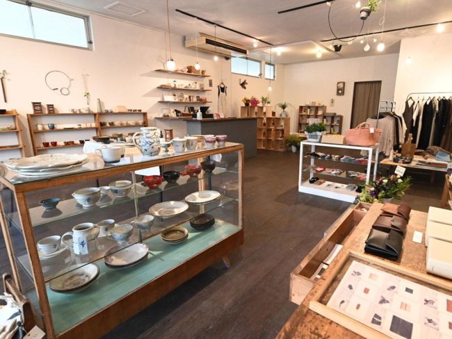 Relocation of Hirosaki general store "ao + polka dots" As a place to learn about everyday miscellaneous goods