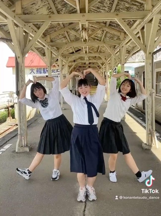 Учащиеся средней школы Хиросаки исполняют 15-секундный "Молодежный танец" на железной дороге Конан.