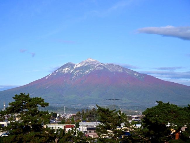 Aomori e o Monte Iwaki revelam a capa de neve deste ano em três cores de outono