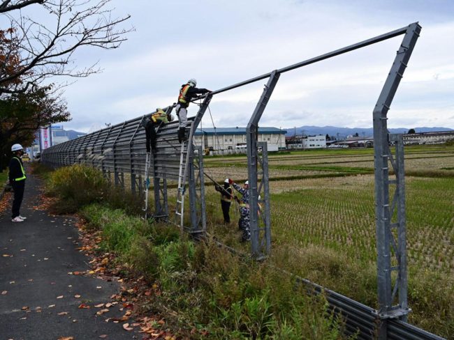 Hàng rào tuyết đang được lắp đặt ở Aomori và Hirosaki.