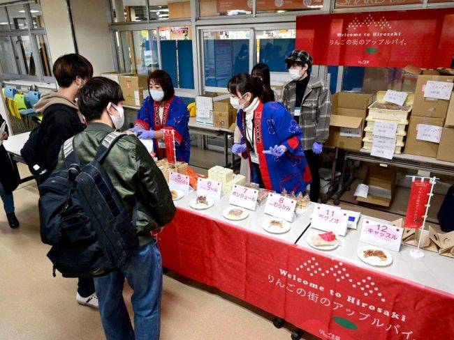 15 municipios distribuyen tarta de manzana de "apoyo alimentario" de forma gratuita en la Universidad de Hirosaki